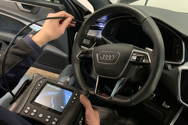 Endoskopieprüfung im Innenraum eines Audi Image
